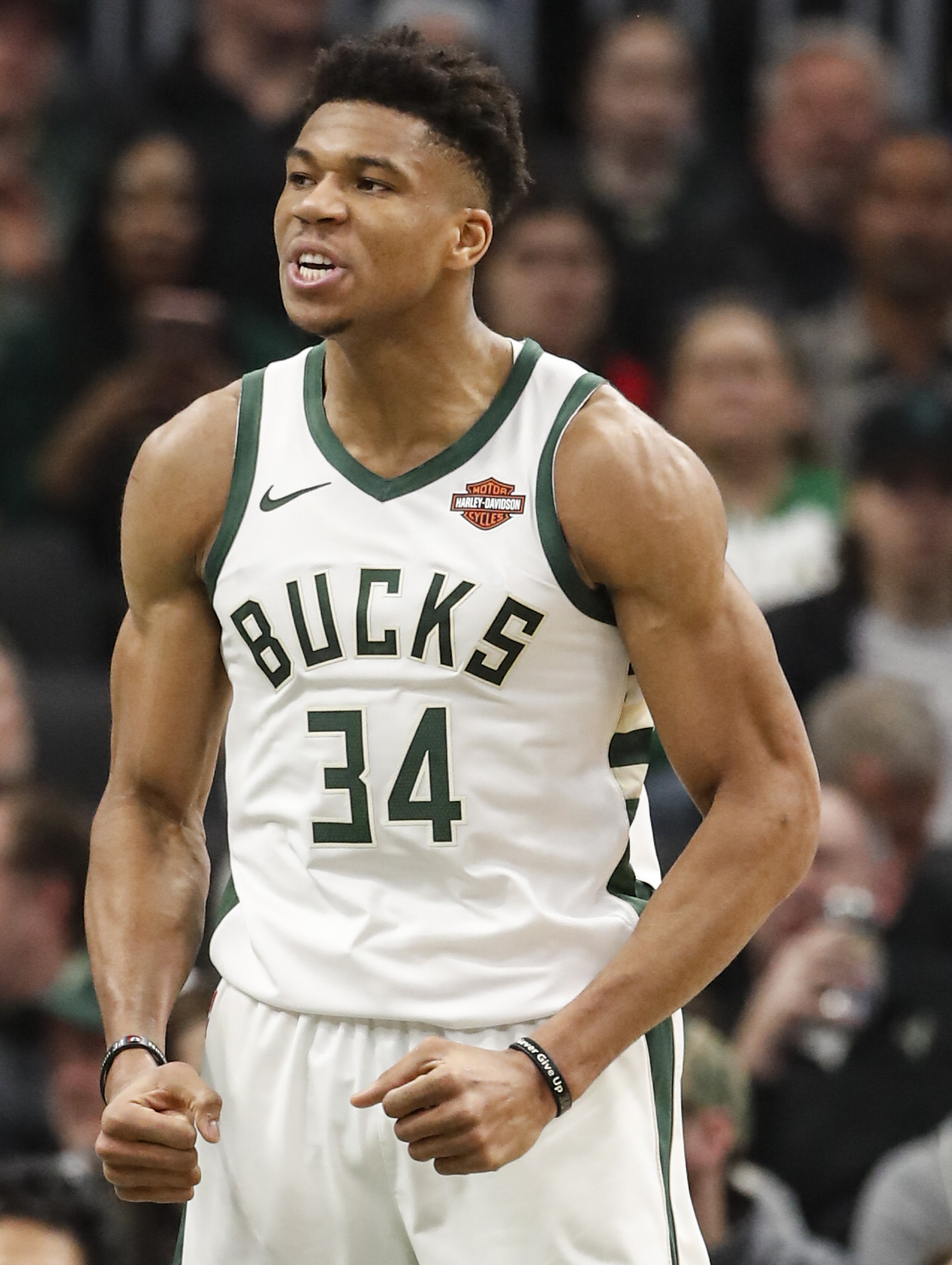 转会期中超焦点战；密尔沃基雄鹿远射贴柱；话题不断；身体对抗强度拉满的简单介绍